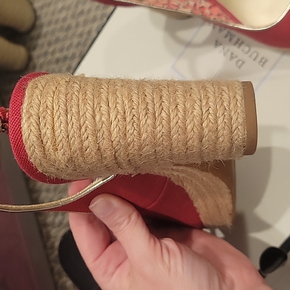 TAHARI Barb Red and Gold Chunky Heel - Picture 5 of 7